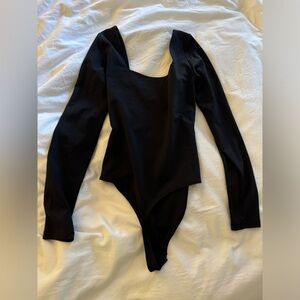 Aritzia Babaton CONTOUR SQUARENECK LONGSLEEVE BODYSUIT small black and blush
